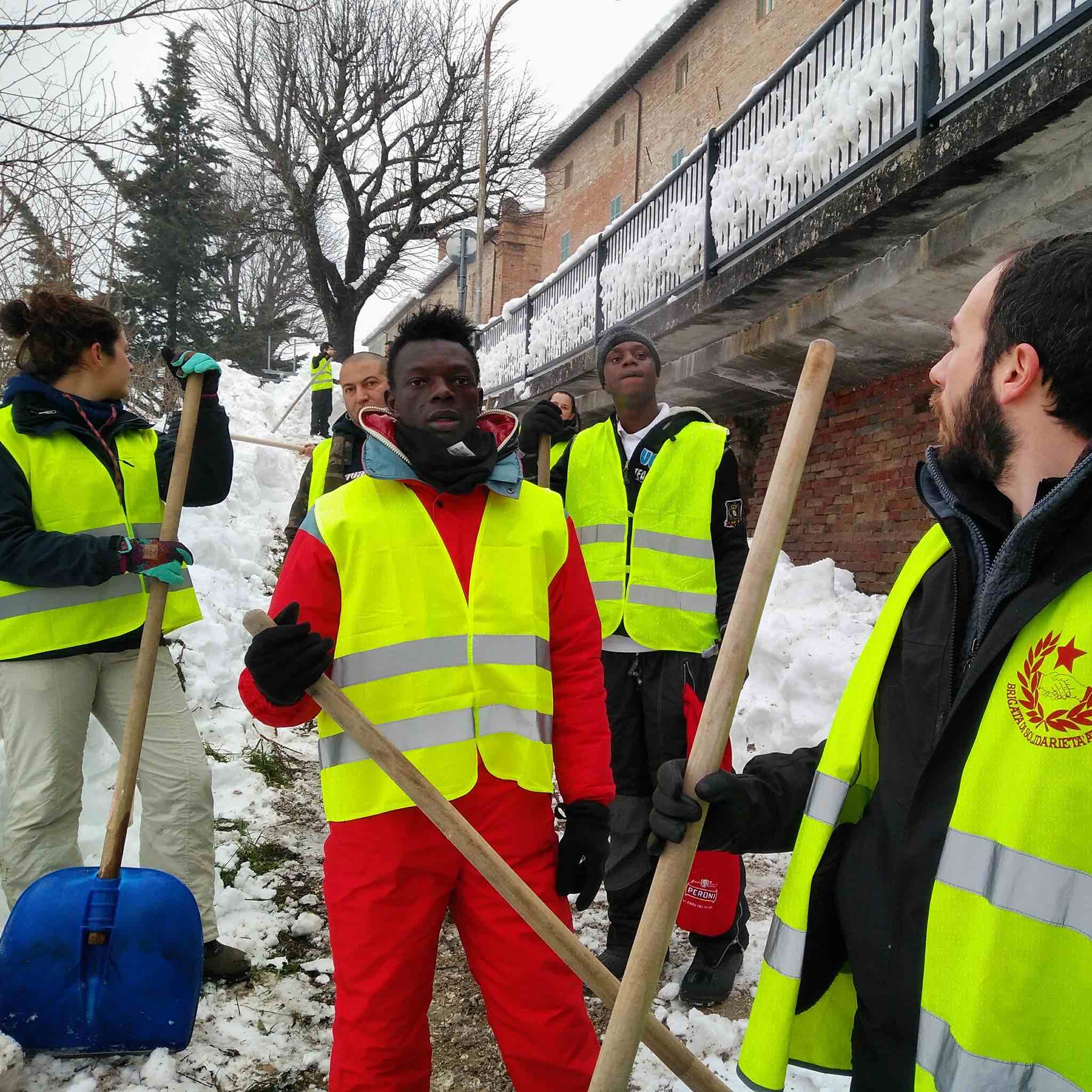 Noi scaviamo, Salvini scatta selfie