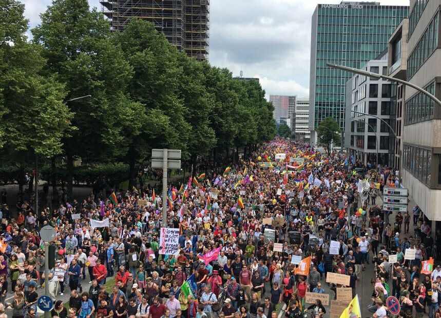 Solidarietà senza confini: una enorme manifestazione chiude cinque giorni di proteste contro il G20 di Amburgo