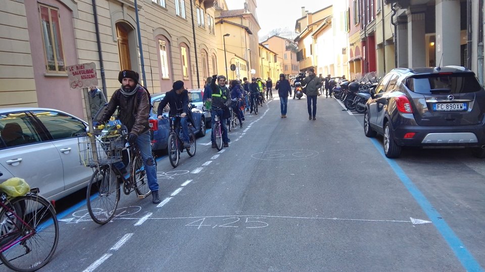 Via Frassinago: il contromano ciclabile è a norma