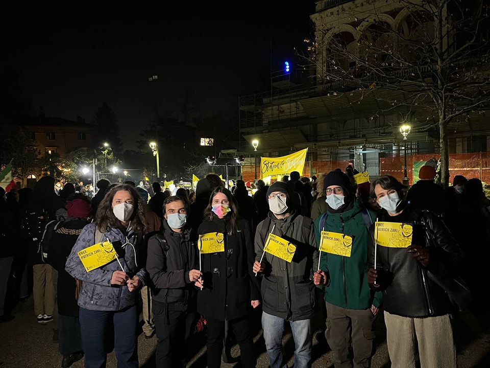 Patrick Zaki: scarcercato, ma non assolto. Forza Patrick, tutta Bologna vuole vederti tornare.