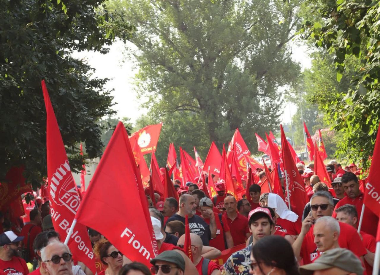 CONTRO OGNI REPRESSIONE: piena solidarietà alle lavoratrici e ai lavoratori metalmeccanici oggi in sciopero.